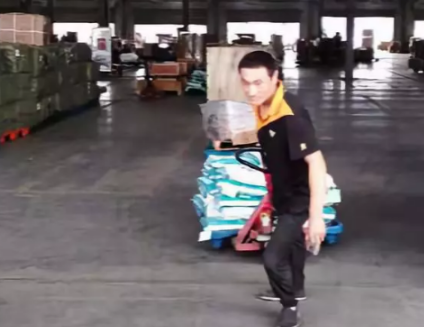 條件差的地面，該怎么使用手動(dòng)液壓搬運(yùn)車