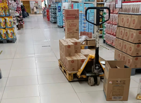 元旦超市備貨忙，手動液壓搬運車來助力
