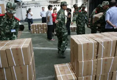 成捆高考試卷太重，印刷廠職工使用手動(dòng)液壓搬運(yùn)車更省力