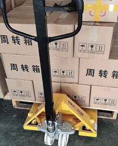工廠庫房比較擁擠，用手動(dòng)托盤搬運(yùn)車比較適宜