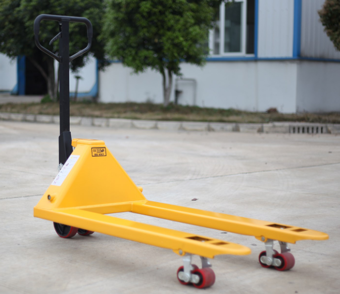 石家莊小區(qū)封控，手動(dòng)叉車搬運(yùn)生活用品緩解壓力